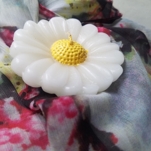 Tea Light Candles Daisy Flower Shaped - Garden Tea Party Birthday Floral Decor - Picture 3 of 6